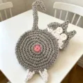 Kreativer grauer Häkeluntersetzer Katze für Tassen, handgefertigte Hitzeschutzmatte für Tisch. - Graue Katze mit Herzmuster Stil (CD260614--8)
