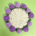 Sottobicchiere floreale fatto a mano all'uncinetto con rose viola e base in maglia bianca - Stile Rosa Viola con Base Bianca (CD260615---11) / 11x11cm