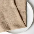 Beigefarbene strukturierte Slub-Baumwollserviette mit gesäumten Kanten auf weißem Teller. - 32x32cm (Ein Platzset) / Khaki (CD260704-6)