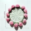 Sottobicchiere a fiori all'uncinetto fatto a mano con rose rosa e centro bianco, diametro 12 cm. - Stile Bordo Rose Rosa con Base Verde (CD260615---12) / 12x12cm