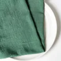 Dunkelgrüne Serviette aus Slub-Baumwolle mit Knitteroptik für elegante Tischdekoration - 32x32cm (Ein Platzset) / Dunkelgrün (CD260704-7)