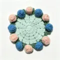 Sottobicchiere fatto a mano all'uncinetto con motivi floreali rosa e blu per decoro tavola - Base Verde Chiaro con Fiori Rosa e Blu (CD260615---13) / 11x11cm