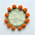 Sottobicchiere rotondo all'uncinetto fatto a mano con bordo di rose arancioni e centro bianco - Stile Rosa Arancione con Base Bianca (CD260615---14) / 11x11cm