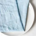 Premium hellblaue Serviette aus Slub-Baumwolle mit Saumkanten für Tischdekoration - 32x32cm (Ein Platzset) / Hellblau (CD260704-8)