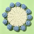 Sottobicchiere floreale fatto a mano all'uncinetto con bordo di rose blu e centro color crema - Stile Rosa Blu con Base Bianca (CD260615---15) / 11x11cm