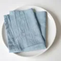 Hellblaue Serviette aus Flammgarn-Baumwolle mit Knitteroptik für Tischdekoration - 32x32cm (Ein Platzset) / Hellblau (CD260704-9)