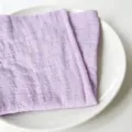 Hellviolette Stoffserviette aus Baumwolle auf Teller - Slub-Textur-Stil (CD260704-12) / 32x32cm / Lavendel