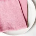 Rosafarbene Serviette aus Flammbaumwolle mit gekräuselter Textur für Tischdeko. - Slub-Textur-Stil (CD260704-15) / 32x32cm / Rosa