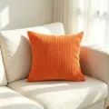 Zachte oranje corduroy kussenhoes op een witte stoffen bank in natuurlijk zonlicht - 50*30cm (Enkele Hoes Zonder Vulling) / Oranje