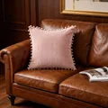 Funda de cojín de pana rosa minimalista con elegante ribete de pompones decorativos - Rosa Palo / 50*30cm