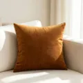 Μονόχρωμο σκανδιναβικό βελούδινο κάλυμμα μαξιλαριού σε καραμελέ καφέ χρώμα σε καναπέ - Μεσαίο Καφέ / 45x45 cm