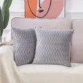 Eleganter silberner Samt-Kissenbezug mit Plisseestreifen für nordisches Sofa-Dekor. - Hellgrau