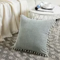 Funda de cojín de pana azul claro con ribete de pompones decorativos en un ambiente acogedor - Gris claro / 50*30cm