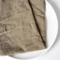 Gefaltete Serviette aus Slub-Baumwolle in Khaki für rustikale Tischdekorationen - Slub-Textur Serviette (CD260704-19) / 32x32cm (Ein Platzset) / Olivgrün (Khaki)