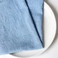 Hellblaue Serviette aus Slub-Baumwolle mit Knitteroptik und gesäumtem Rand auf Teller - 32x32cm (1 Stück) / Hellblau (CD260704-22)