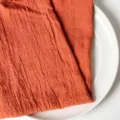 Rostorangefarbene Servietten aus Bambus-Baumwolle mit Crinkle-Struktur auf Teller - 32x32cm (1 Stück) / Burnt Orange (CD260704-23)