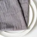 Graue Servietten aus Slub-Baumwolle mit Knitteroptik und gesäumtem Rand für den Tisch - 32x32cm / Dunkelgrau