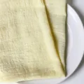 Hochwertige weiche gelbe Slub-Baumwollserviette mit eleganter Faltenstruktur für Tischdeko - 32x32cm / Hellgelb