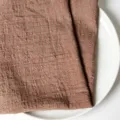 Strukturierte braune Serviette aus Flammbaumwolle mit rustikalem Crinkle-Effekt - 32x32cm / Braun