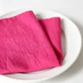 Hochwertige Servietten aus Slub-Baumwolle in Rosé-Pink mit gesäumten Kanten auf Teller - 32x32cm / Rosarot (CD260704-31)