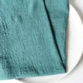 Elegante dunkelgrüne Serviette aus Flammbaumwolle mit Knitteroptik für die Tischdekoration - 32x32cm / Dunkelgrün (CD260704-33)