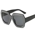Gafas de sol cuadradas de gran tamaño para mujer con brillantes plateados y protección UV - Montura Negra Lentes Gris Negro