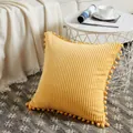 Funda de cojín de pana amarilla con adornos de flecos de pompones - Amarillo Mostaza / 50*30cm