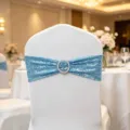 Hellblaue Pailletten Stuhlschleife mit Kristallring für Hochzeit - 15cm*35cm / Himmelblau