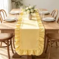 Chemin de table jaune minimaliste avec bords à volants élégants pour décor de table - Jaune à Volants