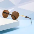 Modische runde Sonnenbrille mit Goldrahmen, braunen Gläsern und Schildpatt-Bügeln für Damen. - Goldener Rahmen Tee Gläser