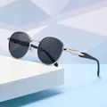 Modische runde Sonnenbrille mit silbernem Metallrahmen und dunklen Gläsern für Damen - Silberner Rahmen Schwarzgraue Gläser