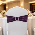 Lila Stretch-Pailletten-Stuhlschärpe mit glitzernder Strassschnalle für Hochzeitsdeko - 15cm*35cm / Lila
