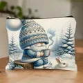 Borsa da trucco natalizia con una simpatica stampa di gnomo su tavolo in legno - Stile Gnomo Cartone Animato E Coniglio Bianco (HZB250915--24) / Confezione da 10