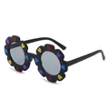 Occhiali da sole per bambini a forma di fiore con montatura nera opaca e cuori colorati. - montatura nera con lenti grigie