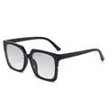 Modische quadratische schwarze Sonnenbrille mit stilvollen Verlaufsgläsern in Blau - Schwarzer Rahmen Grauer Verlaufsglas