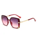 Gafas de sol poligonales para mujer con lentes degradadas rojo vino y patillas doradas - Montura Morada Lentes Degradadas Moradas