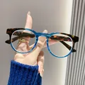 Gedetailleerde weergave van modieuze leesbril met schildpad en blauw verloopmontuur - +1.00 / Blauw Schildpad Frame