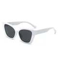 Retro Katzenaugen Sonnenbrille für Damen mit weißem Rahmen und schwarzen Gläsern - Weißer Rahmen Dunkelgraue Gläser