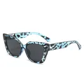 Blaue Cat-Eye-Sonnenbrille mit Kuhmuster und dunklen Gläsern für stilvollen Sonnenschutz. - Blauer Schildpatt Rahmen Graue Gläser