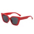 Stylische rote Retro-Cat-Eye-Sonnenbrille für Damen mit dunklen UV-Schutzgläsern - Roter Rahmen Dunkelgraue Gläser