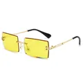 Trendy randloze rechthoekige zonnebril met gele glazen en een goudkleurig montuur - Gouden Frame Gele Lens