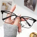 Exclusieve zwarte halfrande leesbril met blauwlichtfilter voor heren in de hand - 3.50 Dioptrie / Glanzend Zwart (K002 Leesbril)