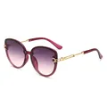 Occhiali da sole cat-eye alla moda con lenti sfumate viola oversize e aste dorate - Montura Viola Sfumato Viola