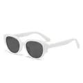 Retro Katzenaugen-Sonnenbrille in Weiß mit dunklen Gläsern für einen modischen Look - Weißer Rahmen Dunkelgraue Gläser