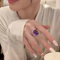 Nahaufnahme eines eleganten ovalen violetten Edelsteinrings mit verstellbarem Band. - Dunkelviolett (J9471)