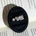Detailansicht eines französischen Barock-Perlenrings mit Kristallen in einer Samtbox. - Perlen- und Strass-Cluster-Stil (Nr. 5) / Einstellbar Offen