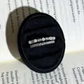 Detailansicht von stapelbaren Barockperlen- und Kristallringen in einer Box. - Perlen- und Strass-Reihenset (Nr. 7) / Einstellbar Offen