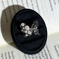 Detailaufnahme eines silbernen Schmetterlingsrings mit Perlen in einer schwarzen Box. - Hohler Schmetterlings-Stil (Nr. 9) / Einstellbar Offen