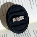 Nahaufnahme eines französischen Barockperlenrings mit rosa Herzstein in einer Box - Rosa Herzperlen-Reihen-Stil (Nr. 11) / Einstellbar Offen