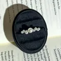 Detailansicht von Barockperlen und einem funkelnden Edelstein auf einem Silberring. - Reihenperlen- und Einzel-Strass-Stil (Nr. 14) / Einstellbar Offen